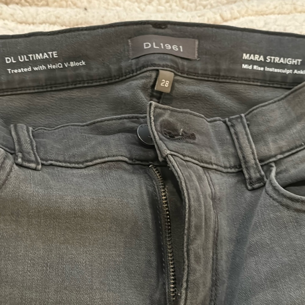 DL1961 Grey denim ankle jeans.